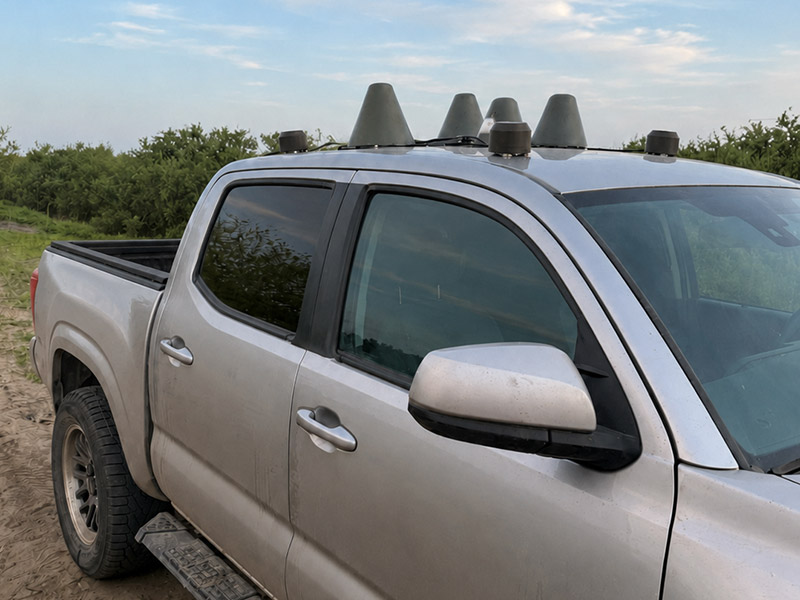 Антенна група РЕБ Номад 1650-3000 на даху автомобіля